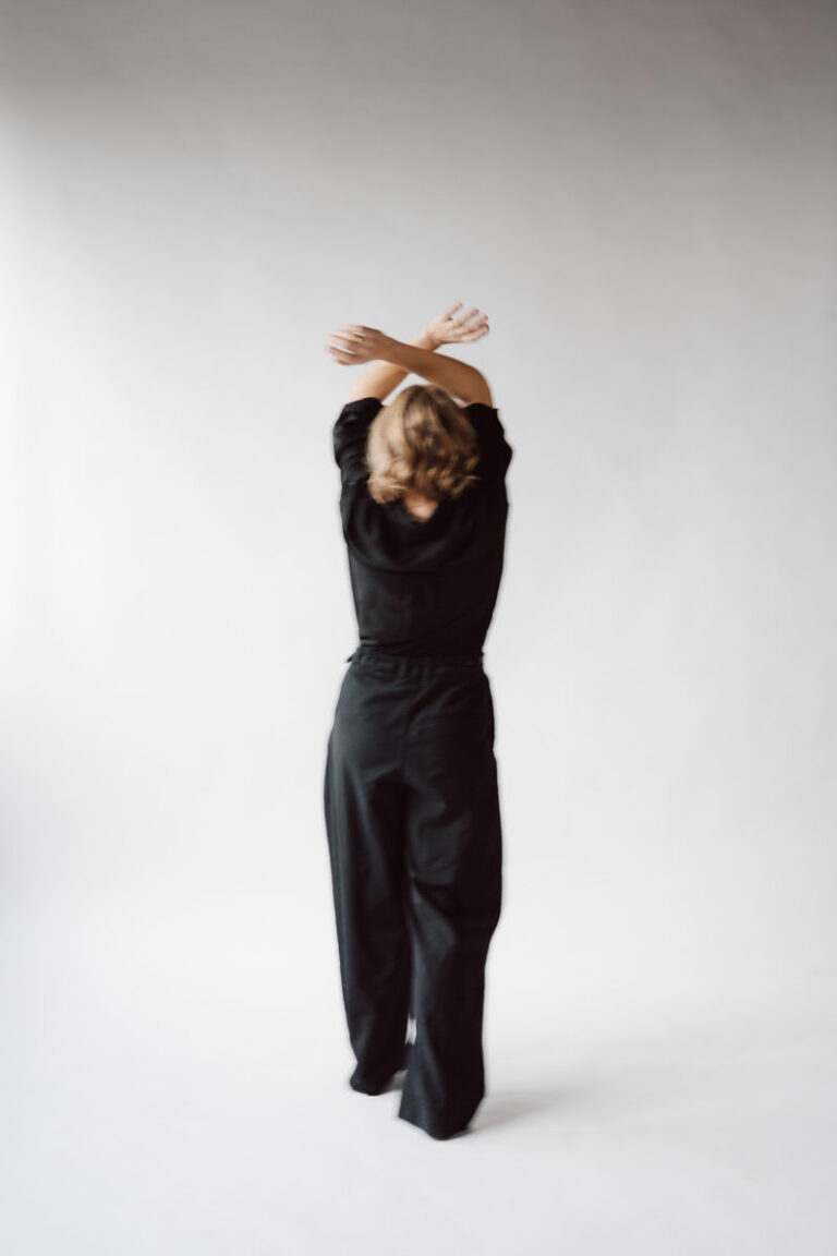 hey, das bin ich, Cornelia Ibbetson, schwarzes Outfit, orange Schuhe
